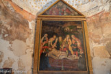 <center>Chapelle du Saint-Sépulcre.</center>La «Mise au Tombeau du Christ » a été peint sur bois en 1607. On voit, au bas et de chaque côté du tableau, les donateurs : à gauche Claude Chateminois, en habit d'homme de loi car il était le viguier de Peyrolles, c’est à dire, le juge qui avait la fonction de prévôt royal, à droite sa femme, Gabrielle de Cariolis.